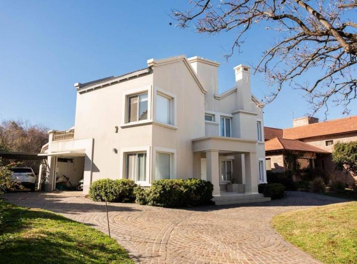 Casa en El Country Jockey Club Fondo Golf. Pileta 4 Dorm.